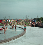 821839 Gezicht op de plasvijver bij het strandbad aan de Maarsseveense Plassen te Maarsseveen.